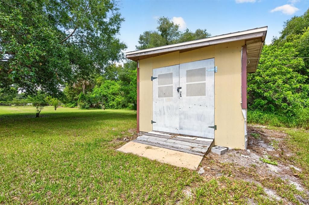 For Sale: $200,000 (2 beds, 1 baths, 720 Square Feet)