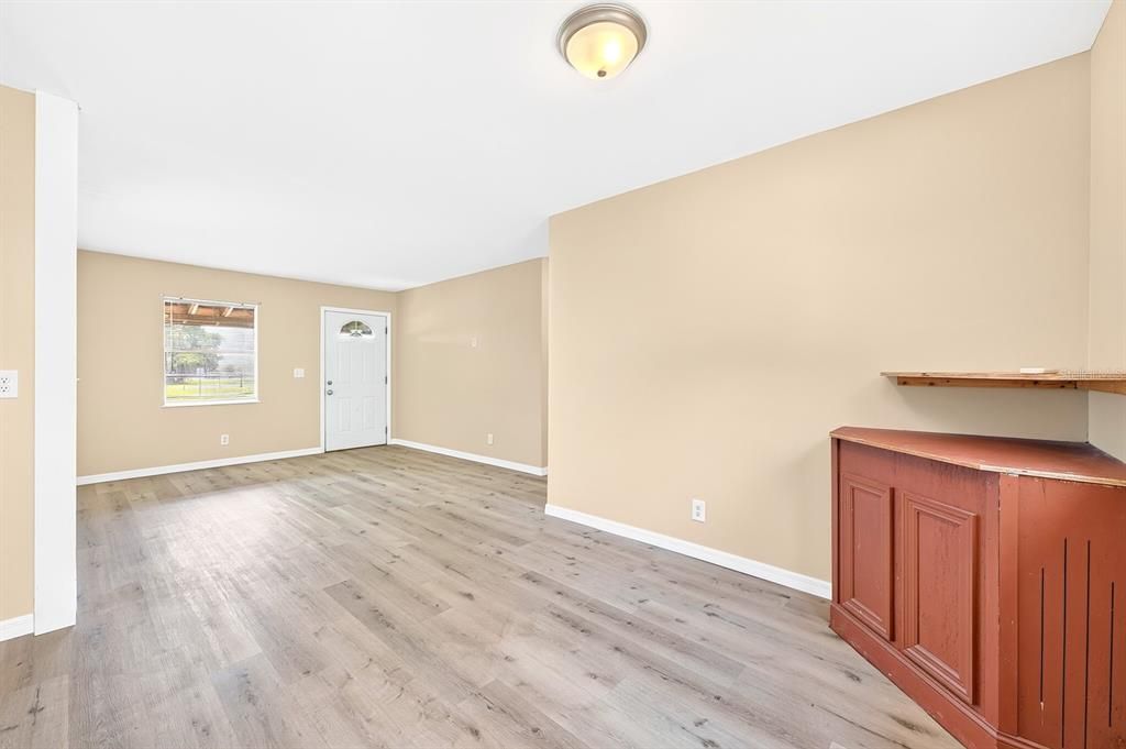For Sale: $200,000 (2 beds, 1 baths, 720 Square Feet)