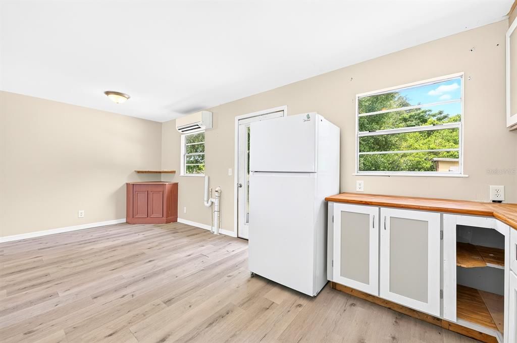 For Sale: $200,000 (2 beds, 1 baths, 720 Square Feet)