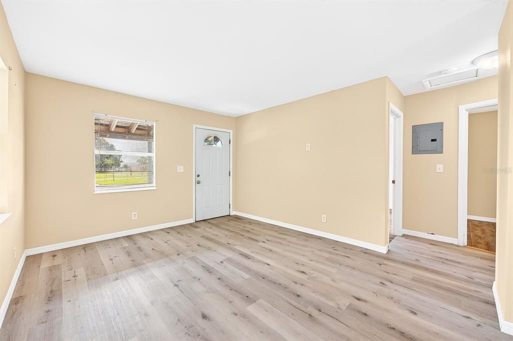 For Sale: $200,000 (2 beds, 1 baths, 720 Square Feet)