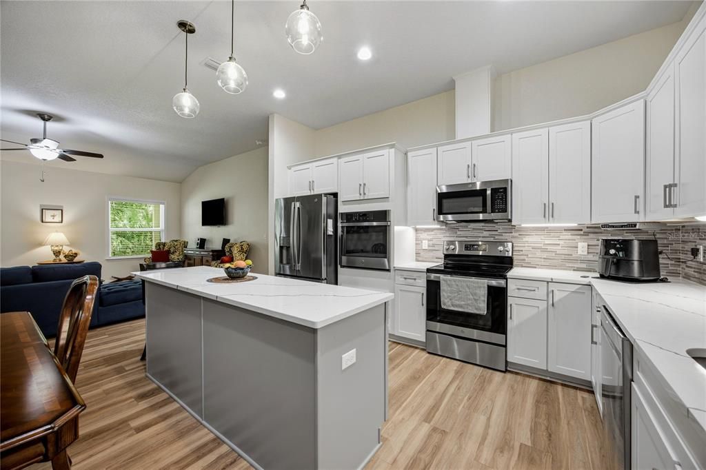 На продажу: $499,999 (3 спален, 2 ванн, 1727 Квадратных фут)