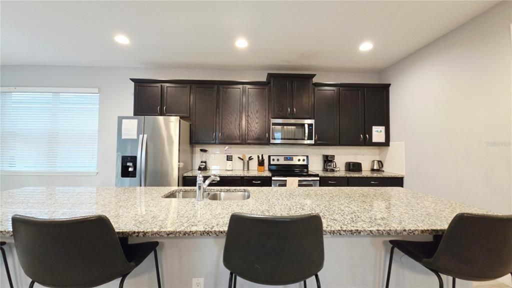 For Sale: $479,999 (6 beds, 4 baths, 2987 Square Feet)