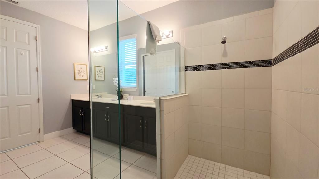 For Sale: $479,999 (6 beds, 4 baths, 2987 Square Feet)