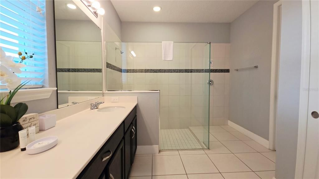 For Sale: $479,999 (6 beds, 4 baths, 2987 Square Feet)