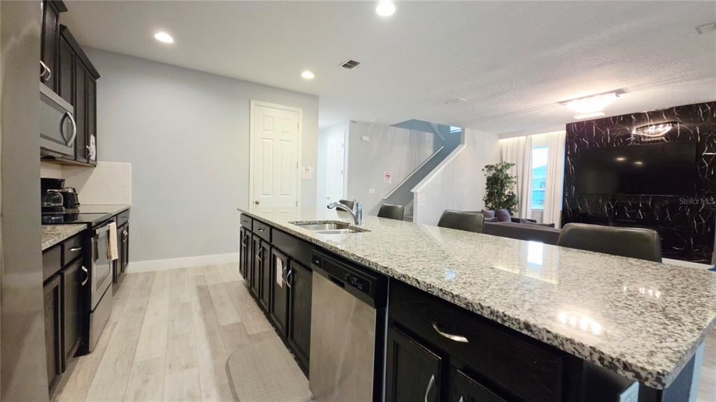 For Sale: $479,999 (6 beds, 4 baths, 2987 Square Feet)