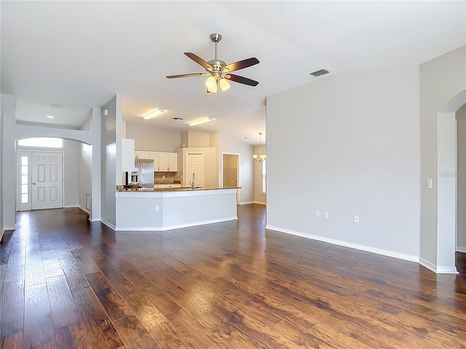 En Venta: $365,000 (3 camas, 2 baños, 1759 Pies cuadrados)