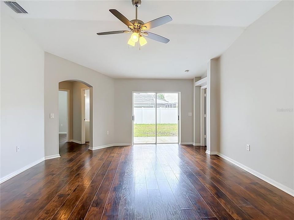 En Venta: $365,000 (3 camas, 2 baños, 1759 Pies cuadrados)