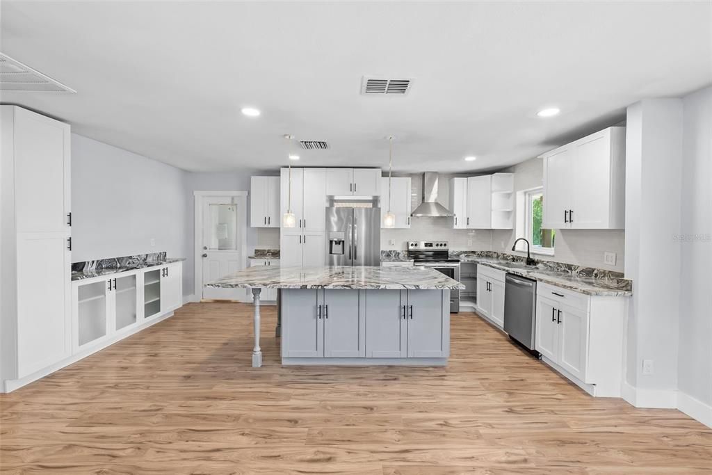 For Sale: $449,900 (4 beds, 2 baths, 1075 Square Feet)