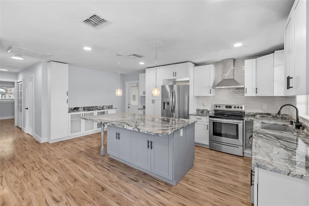 For Sale: $449,900 (4 beds, 2 baths, 1075 Square Feet)