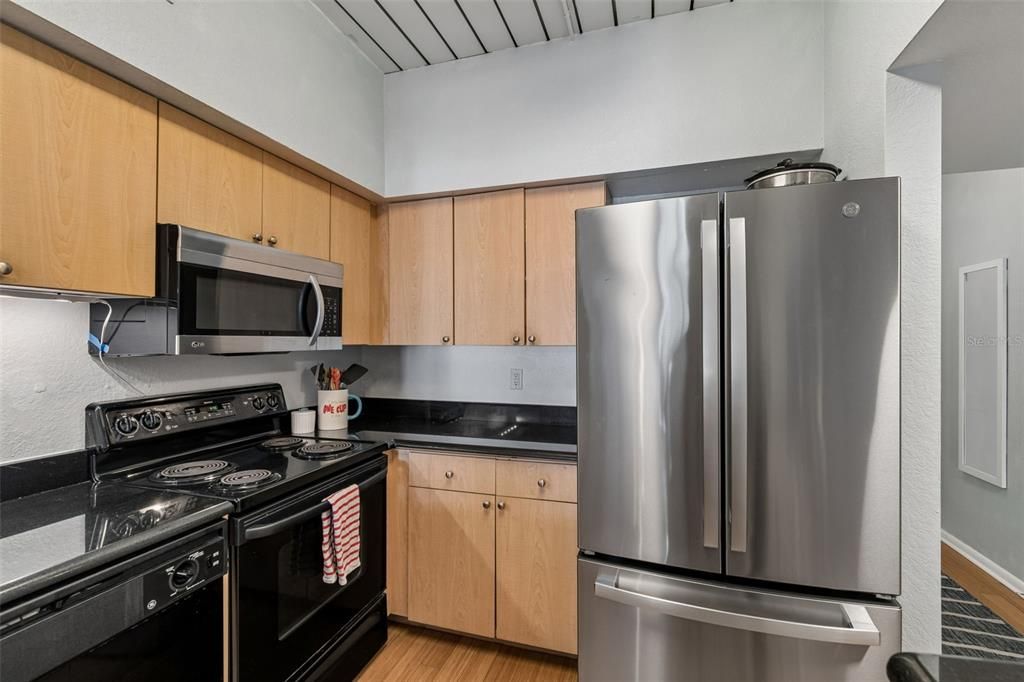 For Sale: $279,900 (1 beds, 1 baths, 789 Square Feet)