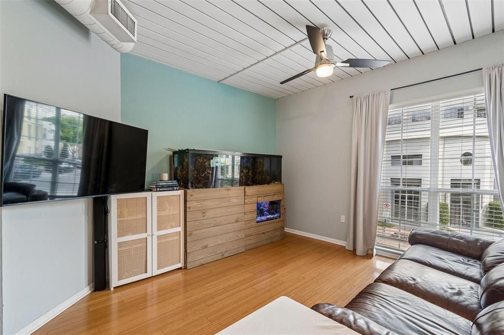 For Sale: $279,900 (1 beds, 1 baths, 789 Square Feet)