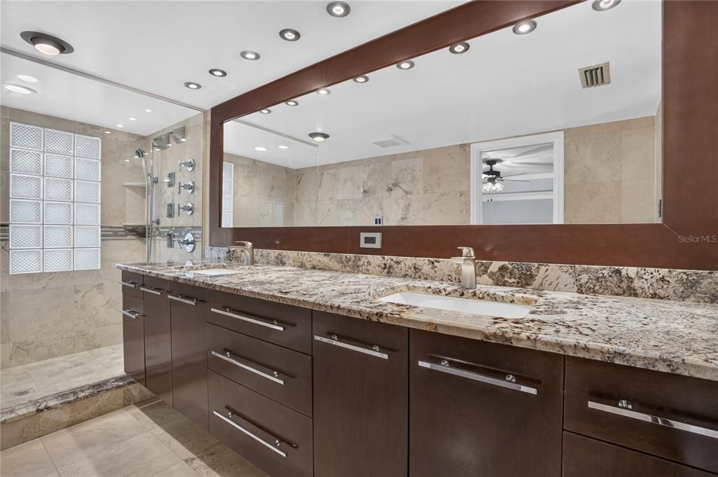 For Sale: $425,000 (2 beds, 2 baths, 1490 Square Feet)