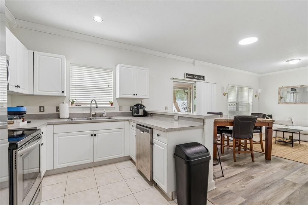 На продажу: $299,900 (3 спален, 2 ванн, 1764 Квадратных фут)