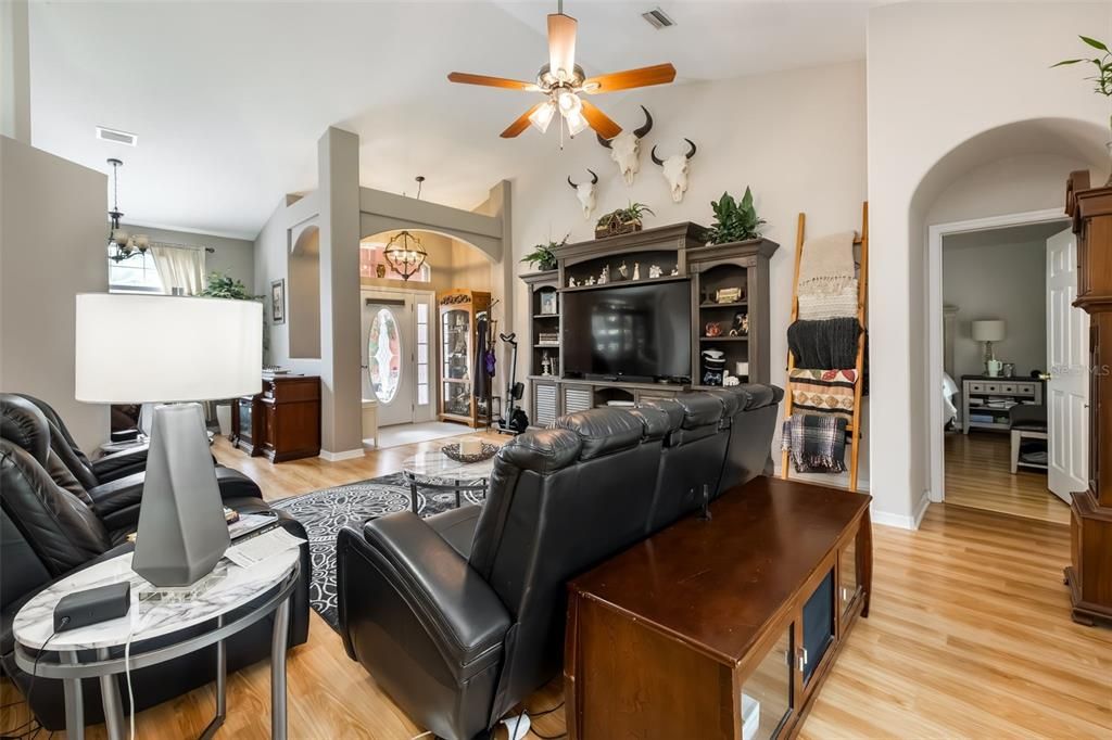 For Sale: $479,900 (3 beds, 2 baths, 1736 Square Feet)