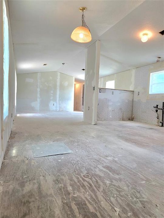 For Sale: $179,500 (4 beds, 2 baths, 1216 Square Feet)