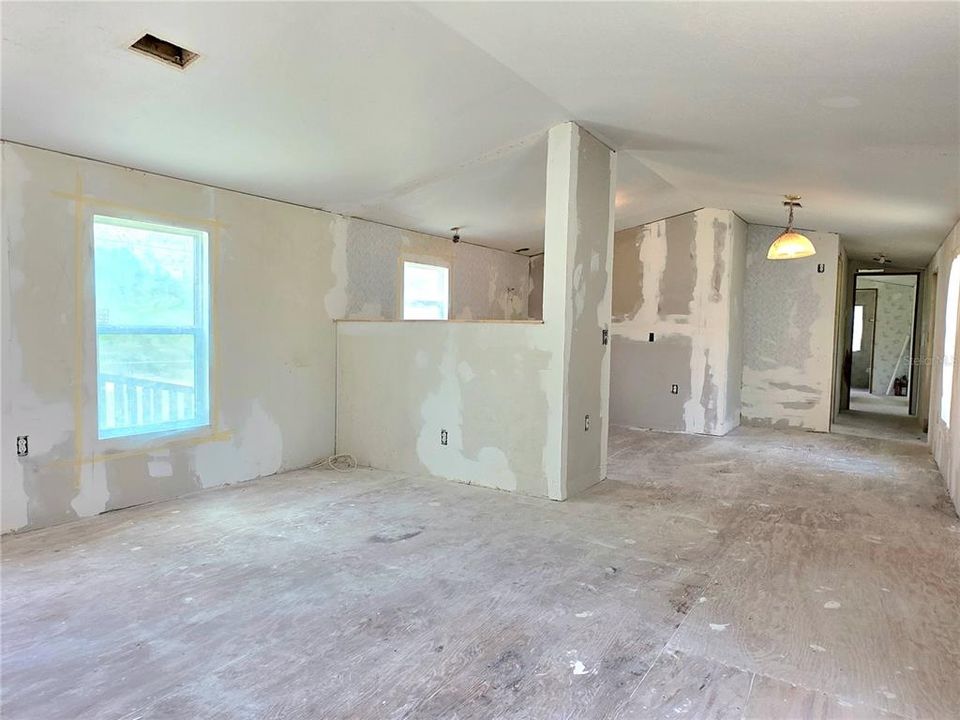 For Sale: $179,500 (4 beds, 2 baths, 1216 Square Feet)