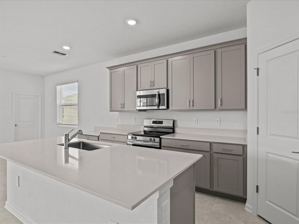 For Rent: $3,000 (5 beds, 3 baths, 2524 Square Feet)