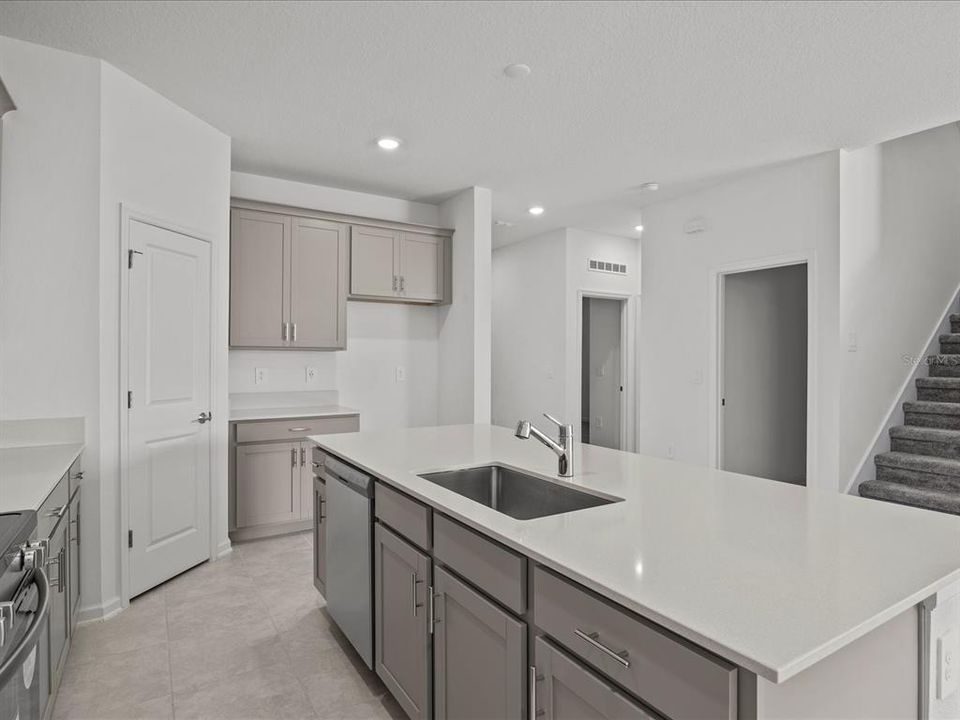 For Rent: $3,000 (5 beds, 3 baths, 2524 Square Feet)