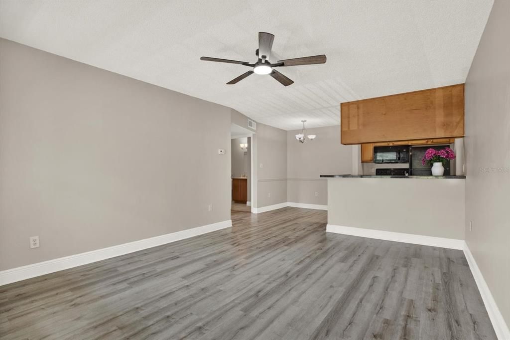 For Sale: $139,000 (1 beds, 1 baths, 598 Square Feet)