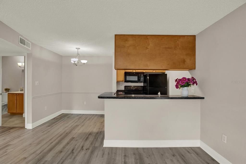 For Sale: $139,000 (1 beds, 1 baths, 598 Square Feet)