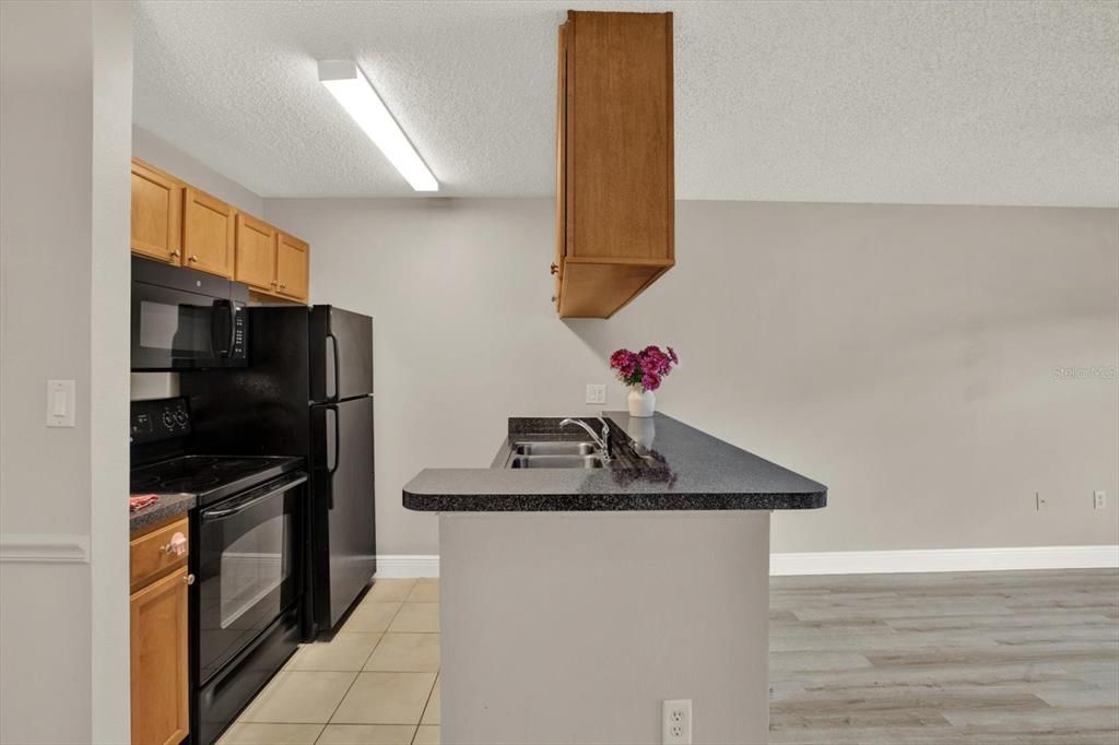 For Sale: $139,000 (1 beds, 1 baths, 598 Square Feet)