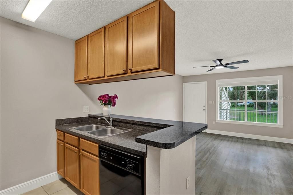 For Sale: $139,000 (1 beds, 1 baths, 598 Square Feet)