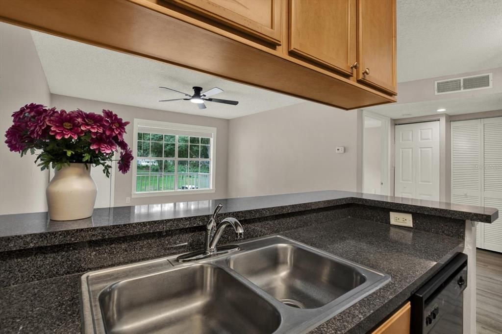 For Sale: $139,000 (1 beds, 1 baths, 598 Square Feet)