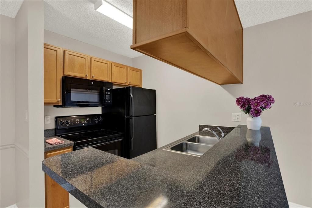 For Sale: $139,000 (1 beds, 1 baths, 598 Square Feet)