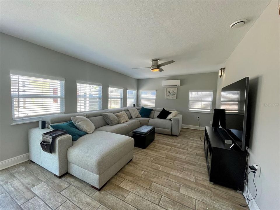 For Rent: $2,900 (3 beds, 2 baths, 1700 Square Feet)