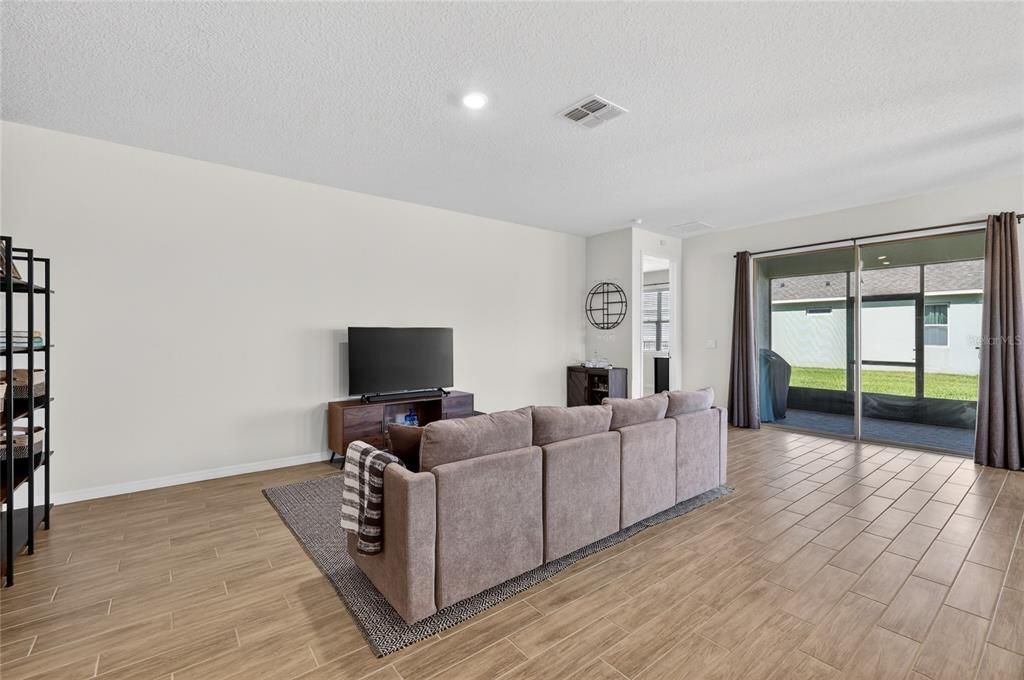 En Venta: $435,000 (4 camas, 2 baños, 2056 Pies cuadrados)