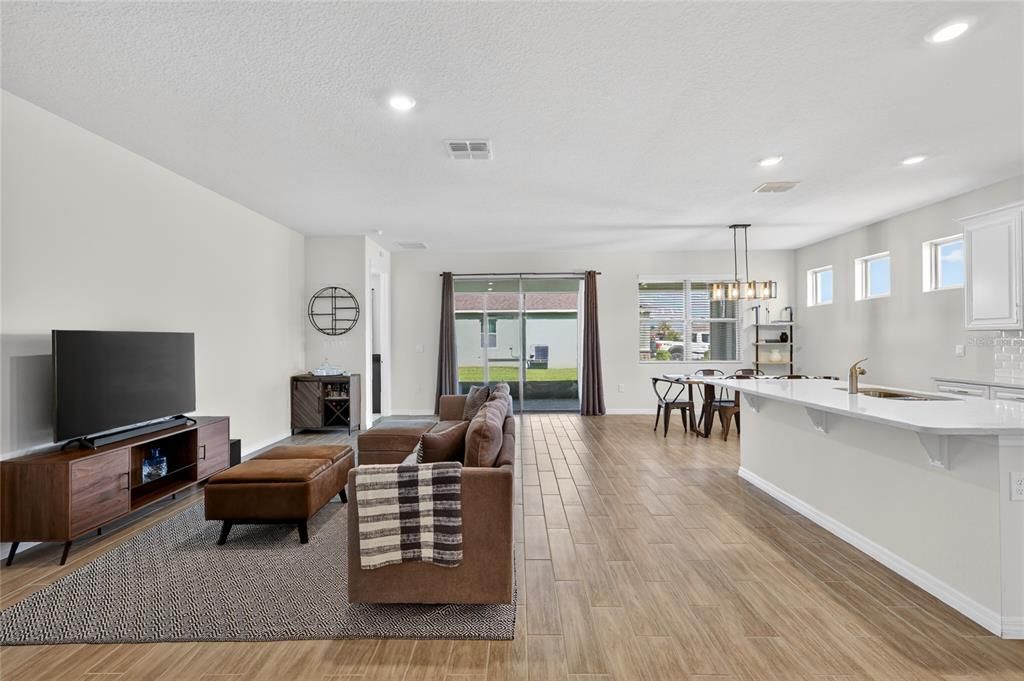 En Venta: $435,000 (4 camas, 2 baños, 2056 Pies cuadrados)