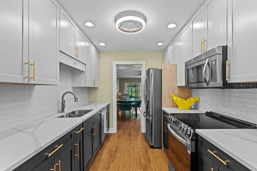 For Sale: $325,000 (2 beds, 2 baths, 1400 Square Feet)