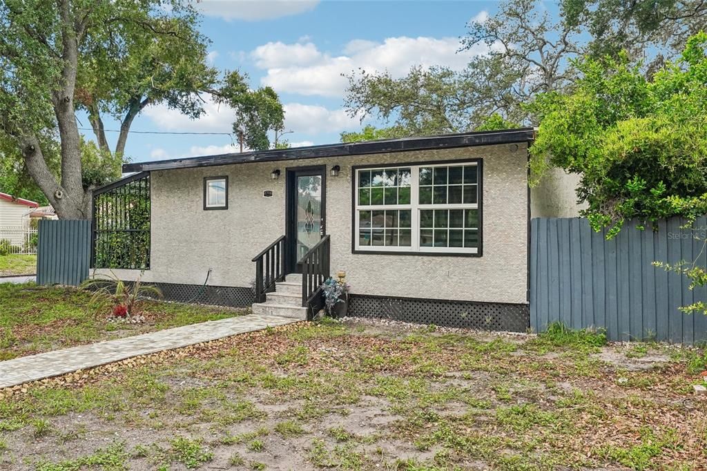 For Sale: $329,000 (3 beds, 2 baths, 1086 Square Feet)