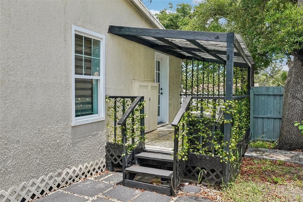 For Sale: $329,000 (3 beds, 2 baths, 1086 Square Feet)