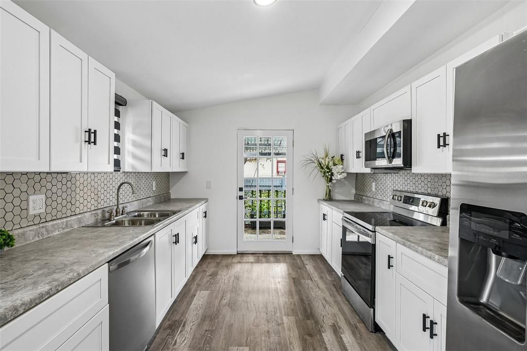 For Sale: $329,000 (3 beds, 2 baths, 1086 Square Feet)