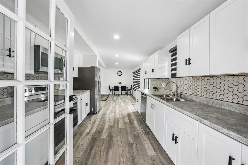 For Sale: $329,000 (3 beds, 2 baths, 1086 Square Feet)