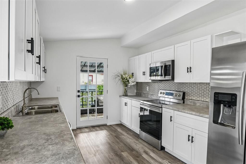 For Sale: $329,000 (3 beds, 2 baths, 1086 Square Feet)