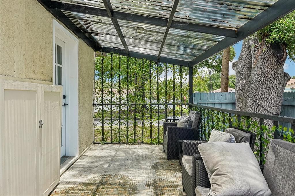 For Sale: $329,000 (3 beds, 2 baths, 1086 Square Feet)