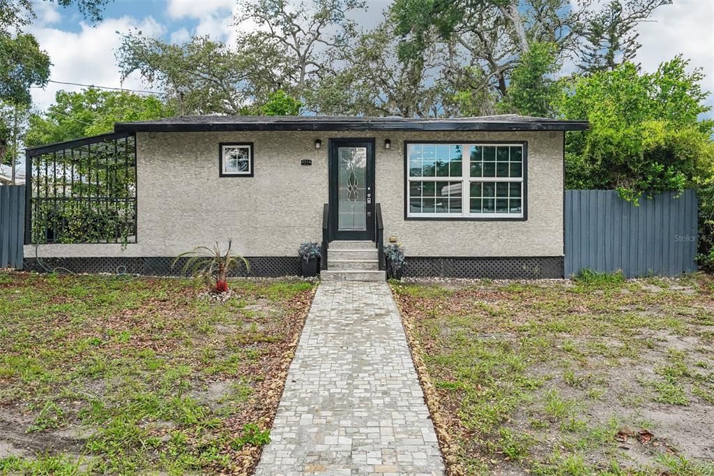 For Sale: $329,000 (3 beds, 2 baths, 1086 Square Feet)