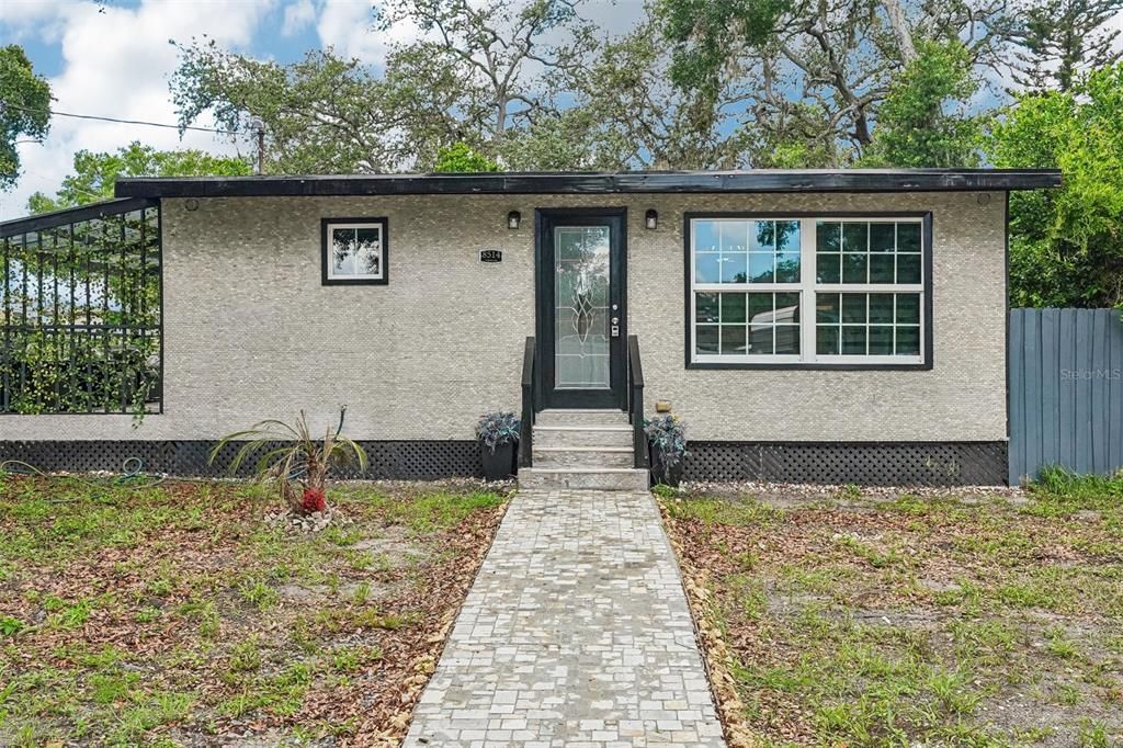 For Sale: $329,000 (3 beds, 2 baths, 1086 Square Feet)