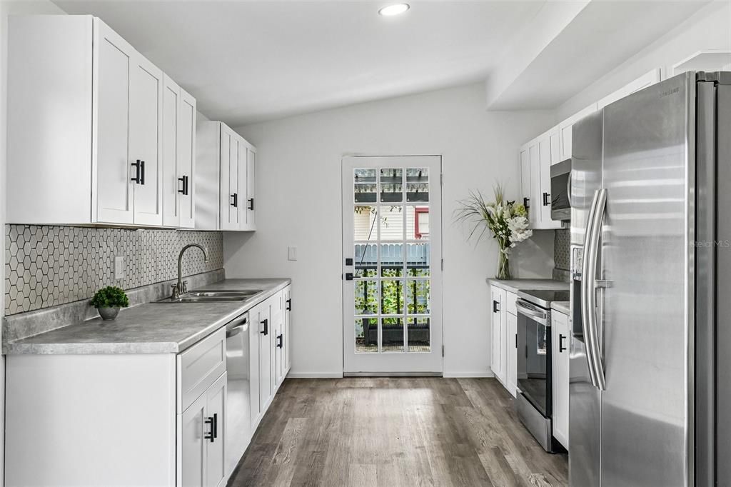 For Sale: $329,000 (3 beds, 2 baths, 1086 Square Feet)