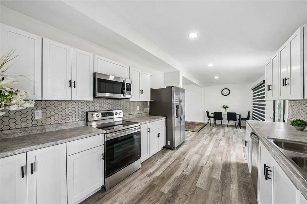 For Sale: $329,000 (3 beds, 2 baths, 1086 Square Feet)