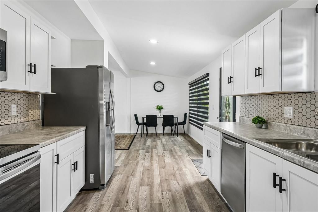 For Sale: $329,000 (3 beds, 2 baths, 1086 Square Feet)