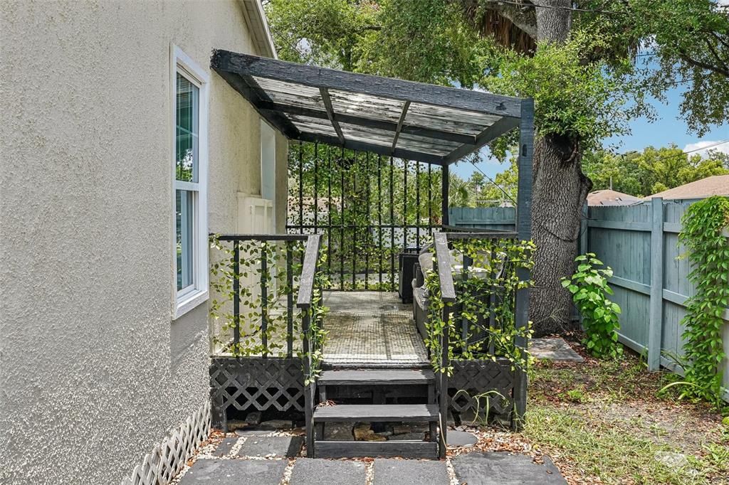 For Sale: $329,000 (3 beds, 2 baths, 1086 Square Feet)