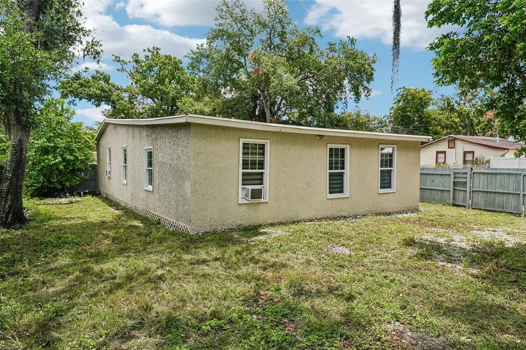 For Sale: $329,000 (3 beds, 2 baths, 1086 Square Feet)