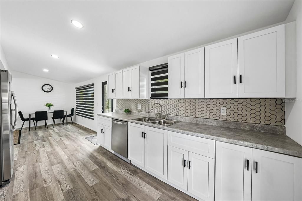 For Sale: $329,000 (3 beds, 2 baths, 1086 Square Feet)