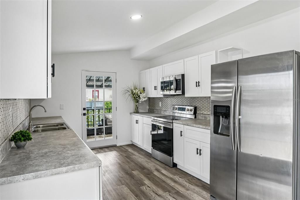 For Sale: $329,000 (3 beds, 2 baths, 1086 Square Feet)