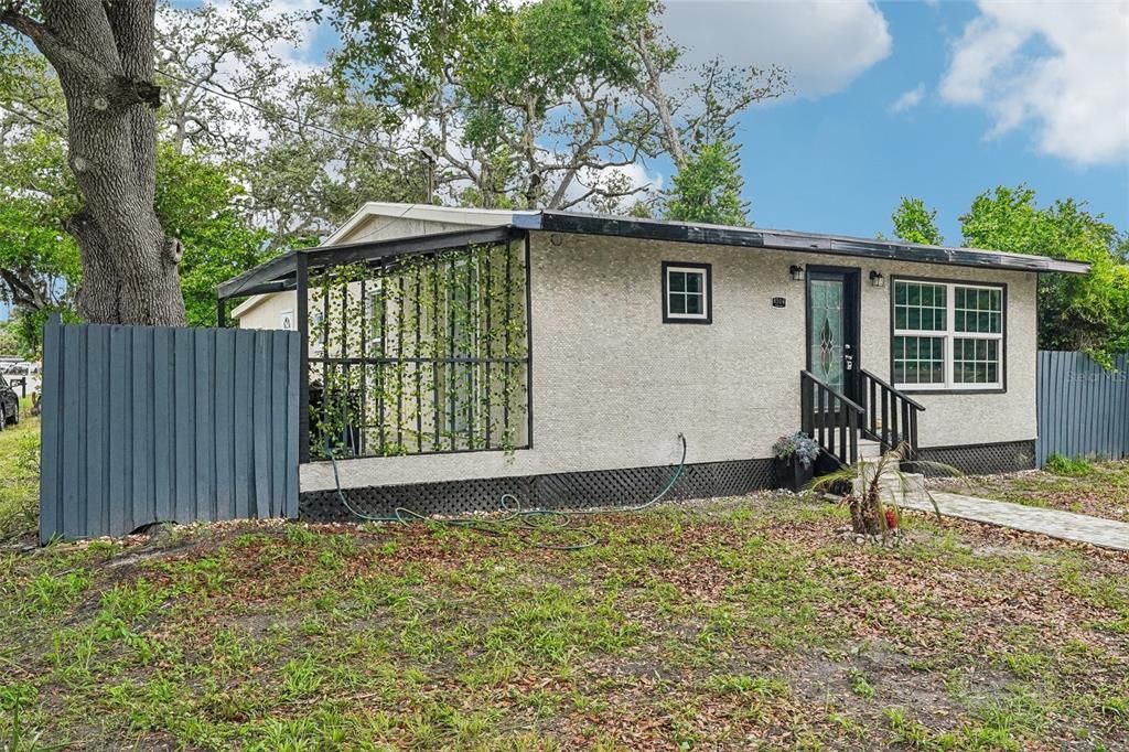 For Sale: $329,000 (3 beds, 2 baths, 1086 Square Feet)