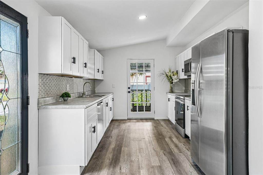 For Sale: $329,000 (3 beds, 2 baths, 1086 Square Feet)