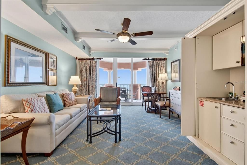 For Sale: $365,000 (1 beds, 1 baths, 678 Square Feet)